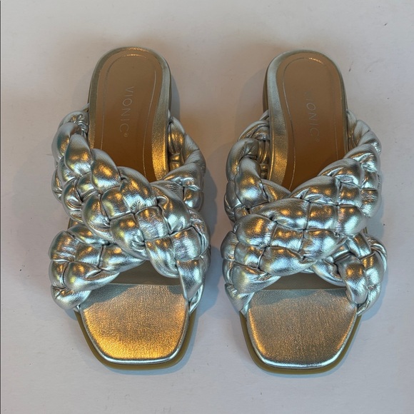 NWOT Vionic Kalina in Silver. Size 8 - Picture 2 of 6